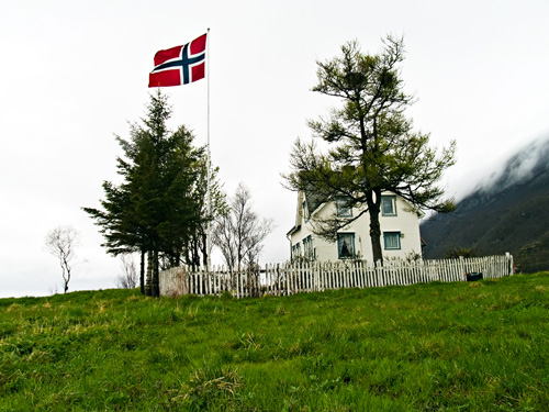 Bilder av gammelt hus i Nord Norge to 17. mai på rad